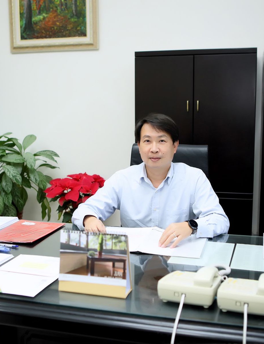 許世孟教授於研究室辦公桌前的照片